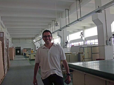 Un amico del Sud America in visita alla fabbrica di pannelli solari EverExceed
